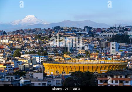 Arène de corrida et volcan Cayambe avec la ligne d'horizon de Quito, Equateur. Banque D'Images