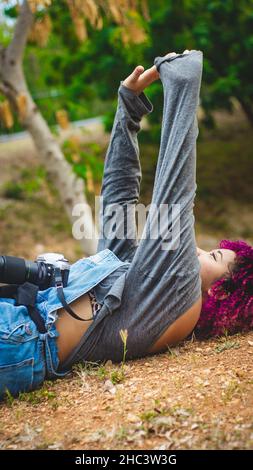 Une jeune fille qui se consacre à la photographie se prépare de la maison à aller prendre des photos de Banque D'Images