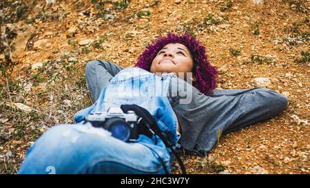 Une jeune fille qui se consacre à la photographie se prépare de la maison à aller prendre des photos de Banque D'Images