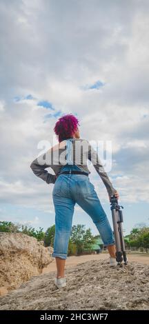 Une jeune fille qui se consacre à la photographie se prépare de la maison à aller prendre des photos de Banque D'Images