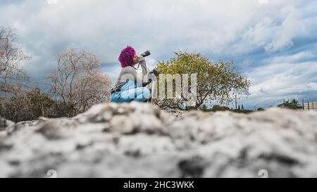 Une jeune fille qui se consacre à la photographie se prépare de la maison à aller prendre des photos de Banque D'Images