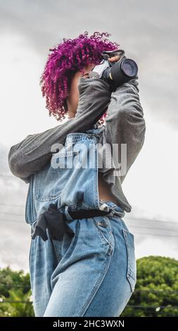 Une jeune fille qui se consacre à la photographie se prépare de la maison à aller prendre des photos de Banque D'Images