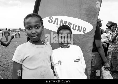 Johannesburg, Afrique du Sud - 21 octobre 2008 : jeunes enfants africains posant pour une photo sur le terrain de jeu de l'école Banque D'Images