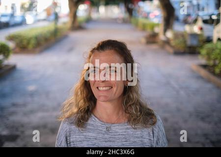 La Palma, Espagne.22nd décembre 2021.Kathrin Gouffran de Berlin vit à la Palma depuis 20 ans.Sa maison avec presque tout dans elle a été détruite par la lave.Mais l'enfant de 52 ans se rave de l'utilité des Palmeros et ne veut pas quitter l'île en tout cas.(À dpa: S'échapper du volcan avec trois chaussures de gauche et beaucoup de courage de vivre) Credit: Andres Gutierrez/dpa/Alay Live News Banque D'Images