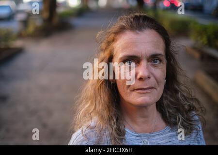 La Palma, Espagne.22nd décembre 2021.Kathrin Gouffran de Berlin vit à la Palma depuis 20 ans.Sa maison avec presque tout dans elle a été détruite par la lave.Mais l'enfant de 52 ans se rave de l'utilité des Palmeros et ne veut pas quitter l'île en tout cas.(À dpa: S'échapper du volcan avec trois chaussures de gauche et beaucoup de courage de vivre) Credit: Andres Gutierrez/dpa/Alay Live News Banque D'Images