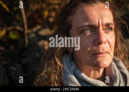 La Palma, Espagne.22nd décembre 2021.Kathrin Gouffran de Berlin vit à la Palma depuis 20 ans.Sa maison avec presque tout dans elle a été détruite par la lave.Mais l'enfant de 52 ans se rave de l'utilité des Palmeros et ne veut pas quitter l'île en tout cas.(À dpa: S'échapper du volcan avec trois chaussures de gauche et beaucoup de courage de vivre) Credit: Andres Gutierrez/dpa/Alay Live News Banque D'Images
