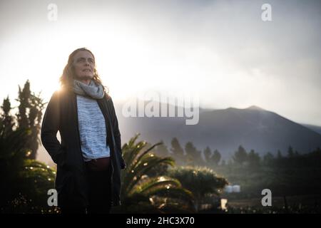 La Palma, Espagne.22nd décembre 2021.Kathrin Gouffran de Berlin vit à la Palma depuis 20 ans.Sa maison avec presque tout dans elle a été détruite par la lave.Mais l'enfant de 52 ans se rave de l'utilité des Palmeros et ne veut pas quitter l'île en tout cas.(À dpa: S'échapper du volcan avec trois chaussures de gauche et beaucoup de courage de vivre) Credit: Andres Gutierrez/dpa/Alay Live News Banque D'Images