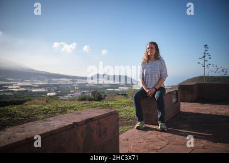 La Palma, Espagne.22nd décembre 2021.Immédiatement après le début de l'éruption volcanique le 19 septembre, la maison de la Kathrin Gouffran allemande sur la Palma a été détruite par la lave.Des connaissances lui ont laissé un appartement où elle a vécu pendant l'éruption.Tous les soirs, elle monta sur la terrasse du toit et implaçait le volcan : « vous restez là où vous êtes et je séjournerai ici. »(À dpa: S'échapper du volcan avec trois chaussures de gauche et beaucoup de courage de vivre) Credit: Andres Gutierrez/dpa/Alay Live News Banque D'Images