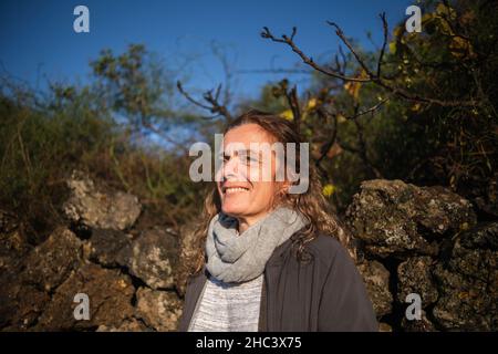 La Palma, Espagne.22nd décembre 2021.Kathrin Gouffran de Berlin vit à la Palma depuis 20 ans.Sa maison avec presque tout dans elle a été détruite par la lave.Mais l'enfant de 52 ans se rave de l'utilité des Palmeros et ne veut pas quitter l'île en tout cas.(À dpa: S'échapper du volcan avec trois chaussures de gauche et beaucoup de courage de vivre) Credit: Andres Gutierrez/dpa/Alay Live News Banque D'Images