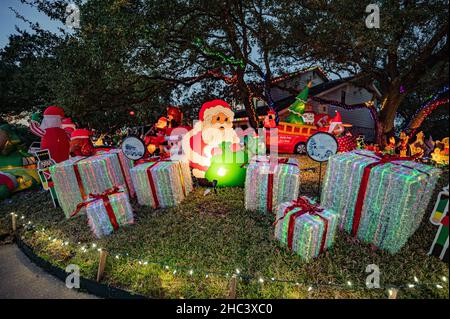 Austin, Texas, États-Unis.23 décembre 2021.Concours de yard des fêtes.Les gagnants de la Northwest Austin Civic Association pour 2021 ont été la cour aux couleurs vives à l'angle de Adirondack Trail et Walhill Lane.Bien que toutes les maisons sur Walhill Lane ont fait un grand effort pour rivaliser.Ce quartier attire de nombreux visiteurs pleins de voitures pendant la saison de Noël.Credit: Sidney Bruere/Alay Live News Banque D'Images