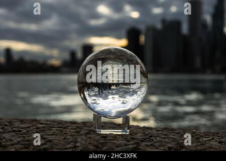 Boule de verre sur le fond de la mer Banque D'Images