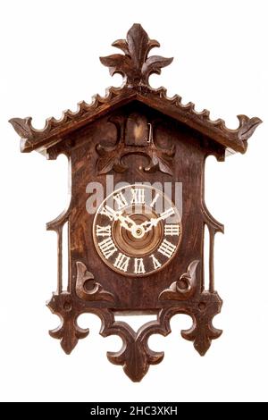 Horloge en forme de coucou originale de la Forêt Noire sur fond blanc, Banque D'Images