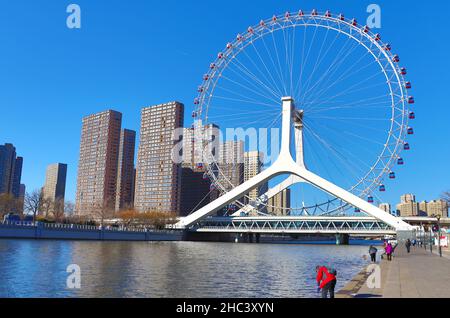 Grande roue de Ferris de 120 mètres (394 pi) ouverte le 209/05/04 - placée au-dessus du pont Yongle.La voie navigable ci-dessous relie le Grand Canal à Beijing. Banque D'Images