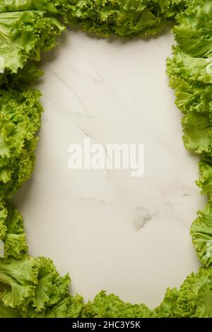 concept végétal beaucoup de feuilles de lettuces vertes étant couché sur le fond blanc. Banque D'Images