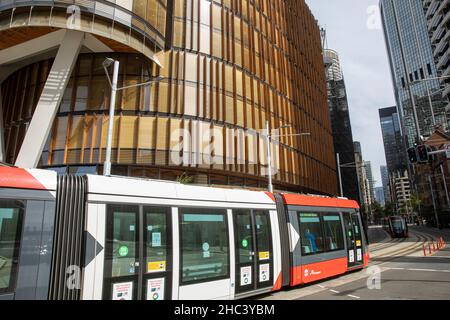 Le train léger de Sydney sur George Street passe devant le bâtiment EY au 200 George Street, Sydnewy, NSW, jour de l'été en Australie Banque D'Images