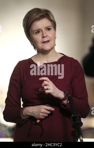 Photo du dossier datée du 15/12/21 de la première ministre Nicola Sturgeon, qui a déclaré que la campagne de vaccination avait été « une source de luminosité pendant un mois vraiment difficile », car elle a utilisé son message de Noël pour exhorter les Écossais à obtenir le jab.Date de publication : vendredi 24 décembre 2021.Dans l'allocution de la première ministre à la veille de Noël, elle a remercié tous ceux qui travaillaient pendant les fêtes et a rendu un hommage particulier aux milliers de personnes qui avaient participé à la course à la vaccination des personnes avant la variante très infectée du coronavirus Omicron. Banque D'Images