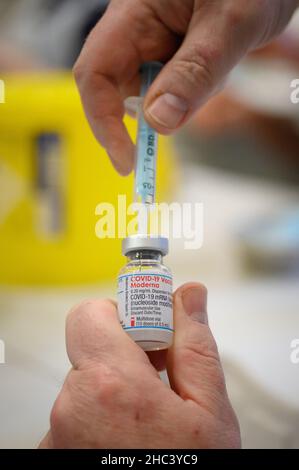 Photo du dossier datée du 16/12/21, du personnel médical et des bénévoles préparent des injections du vaccin Moderna Covid-19 dans un centre de vaccination.Le jour de Noël, le NHS England a annoncé que les gens pourront recevoir un vaccin de rappel Covid dans le cadre d'efforts accrus pour renforcer la protection contre la variante d'Omicron. Banque D'Images