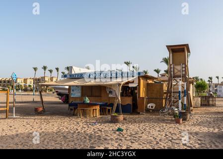 Hurghada, Egypte - 01 juin 2021: Centre de sports nautiques dans la baie de Makadi, dont l'une des belles Riviera de la Mer Rouge d'Egypte. Banque D'Images