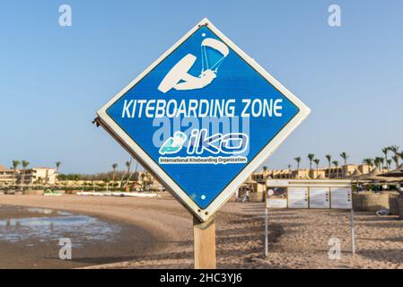 Hurghada, Egypte - 01 juin 2021 : panneau de kiteboarding, panneau de kitesurf sur une plage de la baie de Makadi, Mer Rouge en Egypte.Une silhouette de kitesurfer inspirante, Banque D'Images