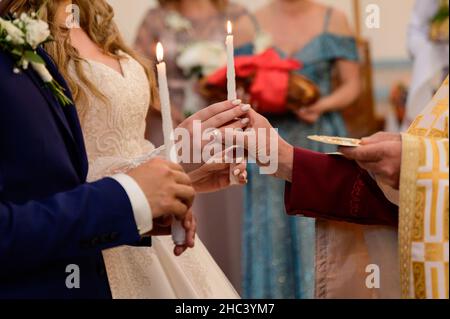 Mariages dans l'église orthodoxe ukrainienne, toutes les traditions de l'église chrétienne. Banque D'Images