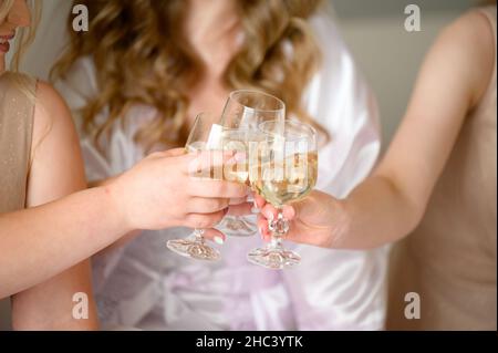 matin de la mariée, belles pétitions dans la maison, la mariée et ses détails, la mariée et ses amis boivent du champagne. Banque D'Images