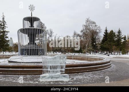 Omsk, Russie.23 décembre 2021.Décorer et préparer la ville sibérienne d'Omsk à la veille de Noël et du nouvel an.L'accordéon de glace contre le fond Banque D'Images