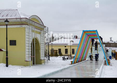 Omsk, Russie.23 décembre 2021.Décorer et préparer la ville sibérienne d'Omsk à la veille de Noël et du nouvel an.Les électriciens installent des illuminati Banque D'Images