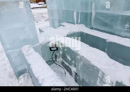 Omsk, Russie.23 décembre 2021.Décorer et préparer la ville sibérienne d'Omsk à la veille de Noël et du nouvel an.Un projecteur installé à l'intérieur Banque D'Images