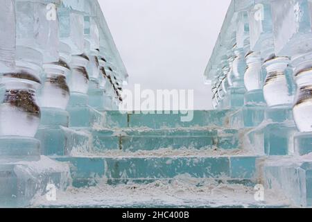 Omsk, Russie.23 décembre 2021.Décorer et préparer la ville sibérienne d'Omsk à la veille de Noël et du nouvel an.Gros plan de la main courante du Banque D'Images