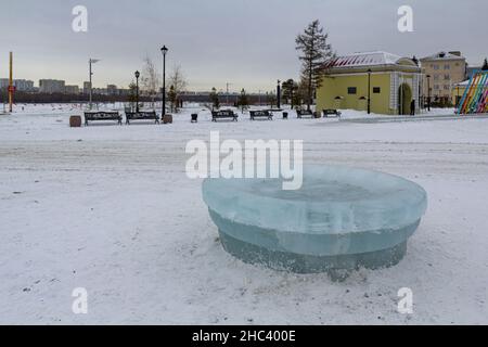 Omsk, Russie.23 décembre 2021.Décorer et préparer la ville sibérienne d'Omsk à la veille de Noël et du nouvel an.Bol à glace pour les jeunes enfants Banque D'Images