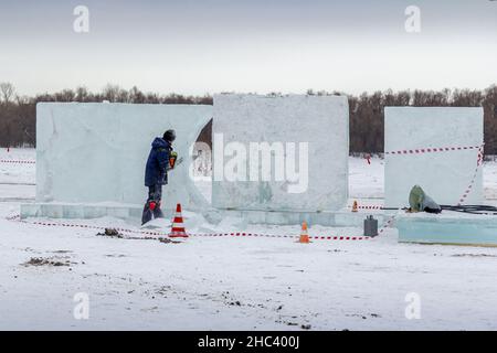 Omsk, Russie.23 décembre 2021.Décorer et préparer la ville sibérienne d'Omsk à la veille de Noël et du nouvel an.Le constructeur construit les symboles Banque D'Images