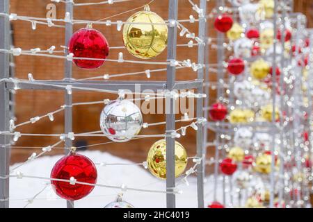 Omsk, Russie.23 décembre 2021.Décorer et préparer la ville sibérienne d'Omsk à la veille de Noël et du nouvel an.Boules de Noël multicolores à Banque D'Images