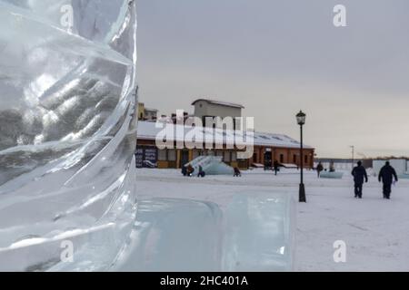 Omsk, Russie.23 décembre 2021.Décorer et préparer la ville sibérienne d'Omsk à la veille de Noël et du nouvel an.Vue générale de l'écran central Banque D'Images