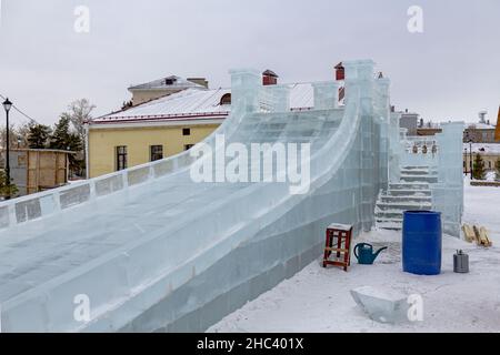 Omsk, Russie.23 décembre 2021.Décorer et préparer la ville sibérienne d'Omsk à la veille de Noël et du nouvel an.Glissoire de glace sous construction an Banque D'Images