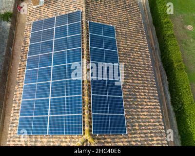 Vue verticale en hauteur des panneaux solaires installés sur le toit Banque D'Images