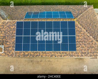 Vue de dessus des panneaux solaires installés sur le toit Banque D'Images