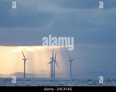 Parc d'éoliennes en mer d'Irlande à Burbo Bank. Le parc d'éoliennes offshore de Burbo Bank est un parc d'éoliennes offshore de 348 MW situé sur les Burbo Flats dans la baie de Liverpool, sur la côte ouest du Royaume-Uni, en mer d'Irlande. Banque D'Images