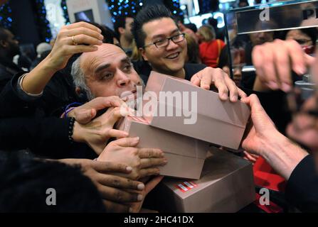 Photo du dossier datée du 26/12/2012 des acheteurs qui se bousculent pour trouver du parfum dans le grand magasin Selfridges d'Oxford Street à Londres, où ils ont pris £1,5 millions dans la première heure de commerce.La famille Weston a vendu le groupe de vente au détail de luxe Selfridges, fondé en 1908 par Harry Gordon Selfridge, au détaillant Signa Holding et à la société immobilière Central Group.Date de publication : vendredi 24 décembre 2021. Banque D'Images