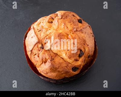 Gâteau italien entier Panettone ou pain doux de Milan, servi traditionnellement pour Noël Banque D'Images