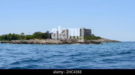 Vue de la baie de mer vers le petit îlot Gospa od Mirista et la forteresse Arza derrière elle près de Žanjic, Monténégro. Banque D'Images