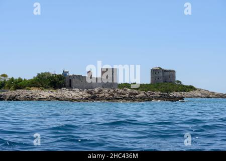 Vue de la baie de mer vers le petit îlot Gospa od Mirista et la forteresse Arza derrière elle près de Žanjic, Monténégro. Banque D'Images