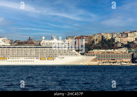 Vue sur le bateau de croisière amarré au terminal de Galataport.Galataport est un port de croisière dans le quartier de Galata à Istanbul, Turquie. Banque D'Images