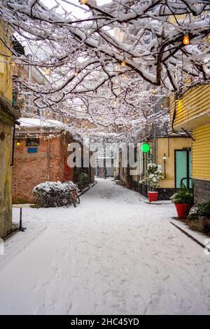 Vue d'hiver sur une rue enneigée d'Istanbul, Turquie. Banque D'Images