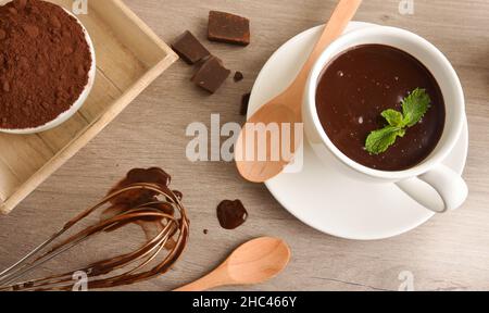 Préparation de la recette de chocolat chaud avec des ingrédients sur la table de cuisine.Vue en hauteur. Banque D'Images