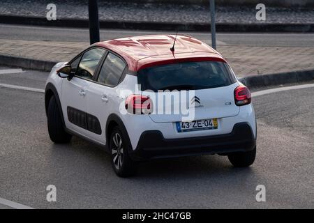 Petite voiture à hayon Citroën C3 blanc deux tons avec toit rouge Banque D'Images