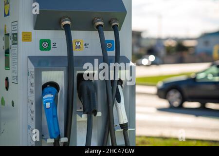 Fiches CHAdeMO, CCS et Type 2 sur une station de charge rapide de véhicule électrique Banque D'Images