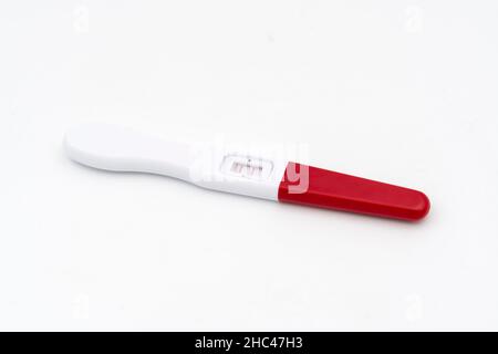 Test de grossesse positif isolé sur fond blanc Banque D'Images