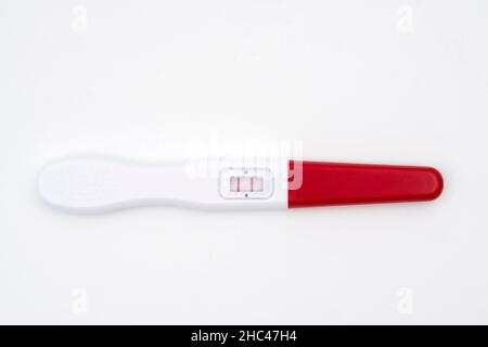 Test de grossesse positif isolé sur fond blanc Banque D'Images