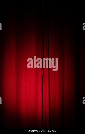 Projecteur sur un rideau de théâtre rouge Banque D'Images