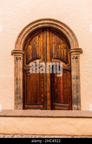 Ancienne porte en bois dans le mur à la Orotava, Tenerife Banque D'Images